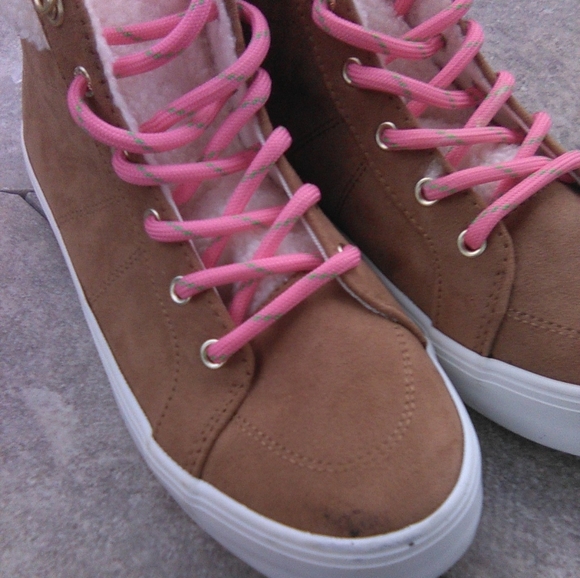 Old Navy Sneakers Wm 5 Tan Suede Sherpa Lined NWT Barbiecore - Picture 6 of 7